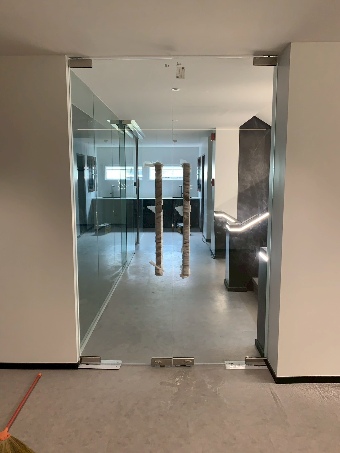 LINE_ALBUM_14.11.25 งานประตูกระจกและงานฝ้า อ่อนนุช_251115_22