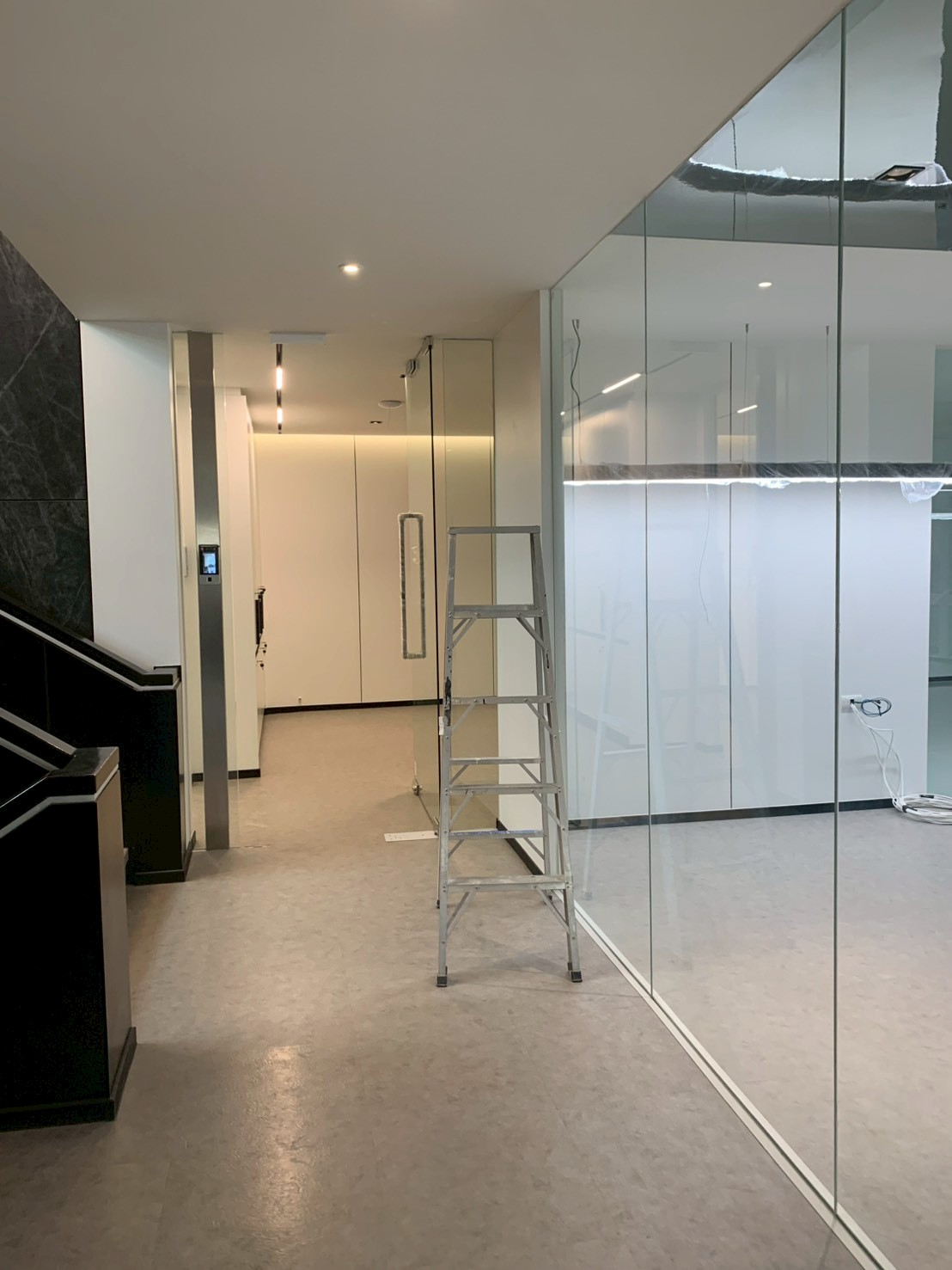 LINE_ALBUM_14.11.25 งานประตูกระจกและงานฝ้า อ่อนนุช_251115_28