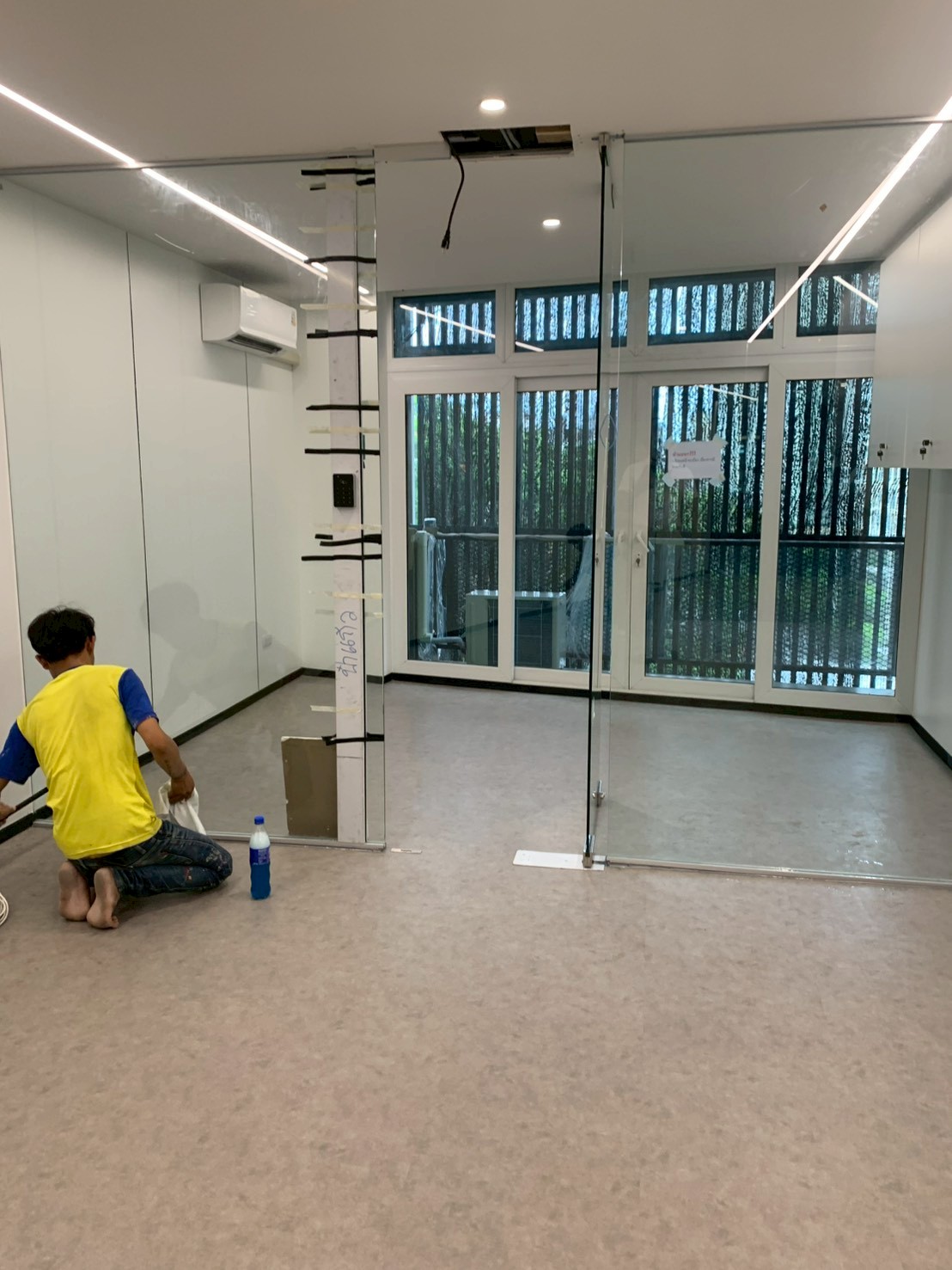 LINE_ALBUM_14.11.25 งานประตูกระจกและงานฝ้า อ่อนนุช_251115_31